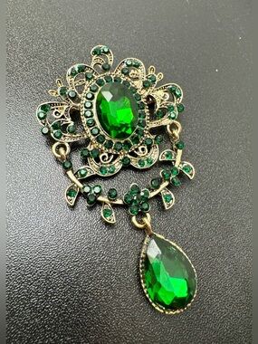 Vintage-Inspired Emerald Green Filigree Pendant Brooch